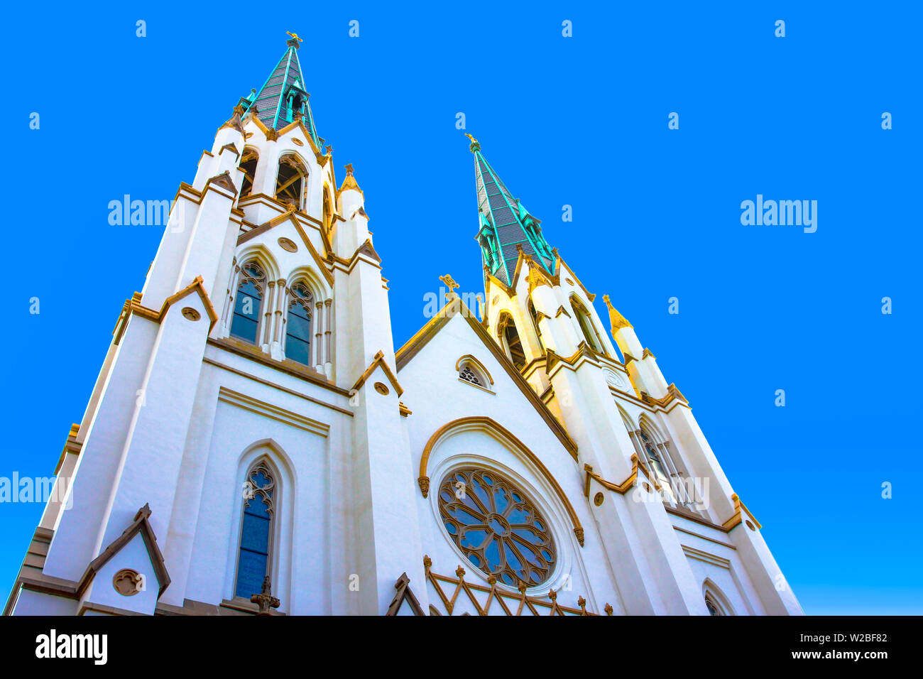 La Cathédrale de Saint Jean Baptiste est un symbole iconique de Savannah, Géorgie, qui décorent l'horizon avec ses imposants érables. Banque D'Images La Cathédrale de Saint Jean Baptiste est un symbole iconique de Savannah, Géorgie, qui décorent l'horizon avec ses imposants érables. Banque D'Images
