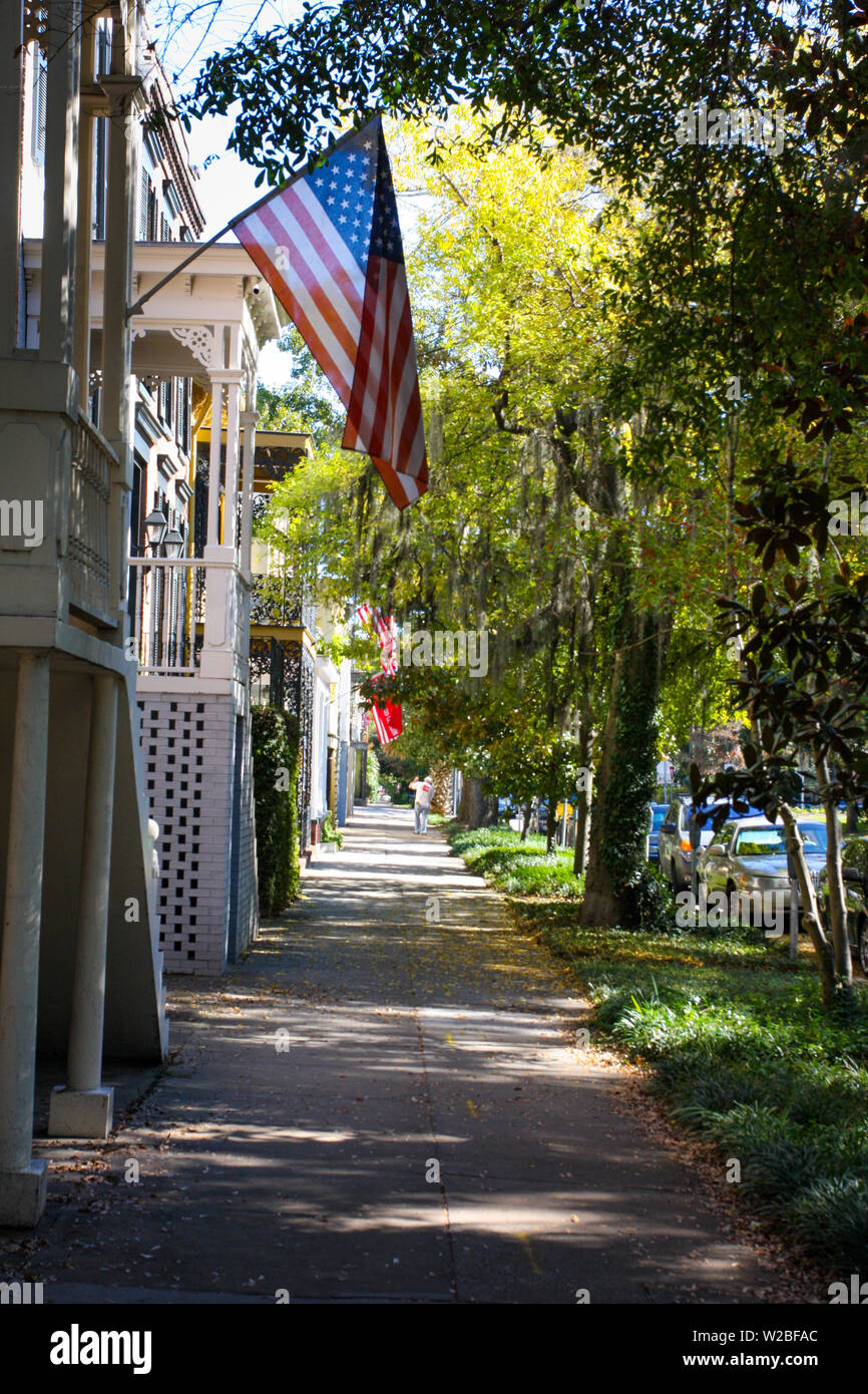 Rue bordée d'arbres et d'un drapeau dans le quartier historique de Savannah, Géorgie. Banque D'Images