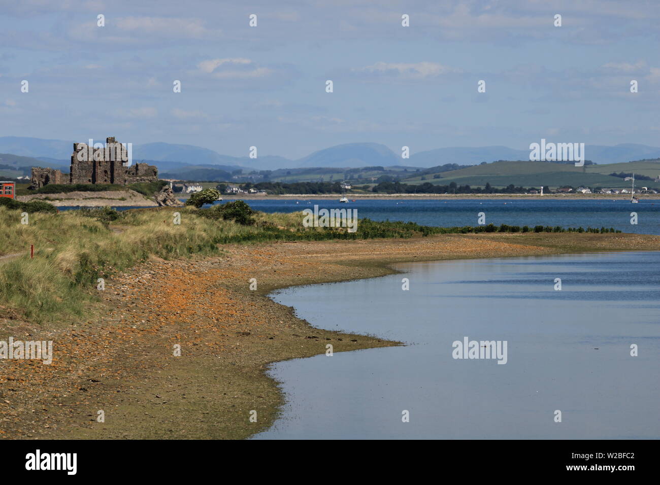 Vue vers l'île de Piel Piel et Château de South Walney, réserve naturelle de l'île de Walney, Barrow-In-Furness Cumbria, UK. L'île de Piel Piel, Cumbria, Royaume-Uni Banque D'Images