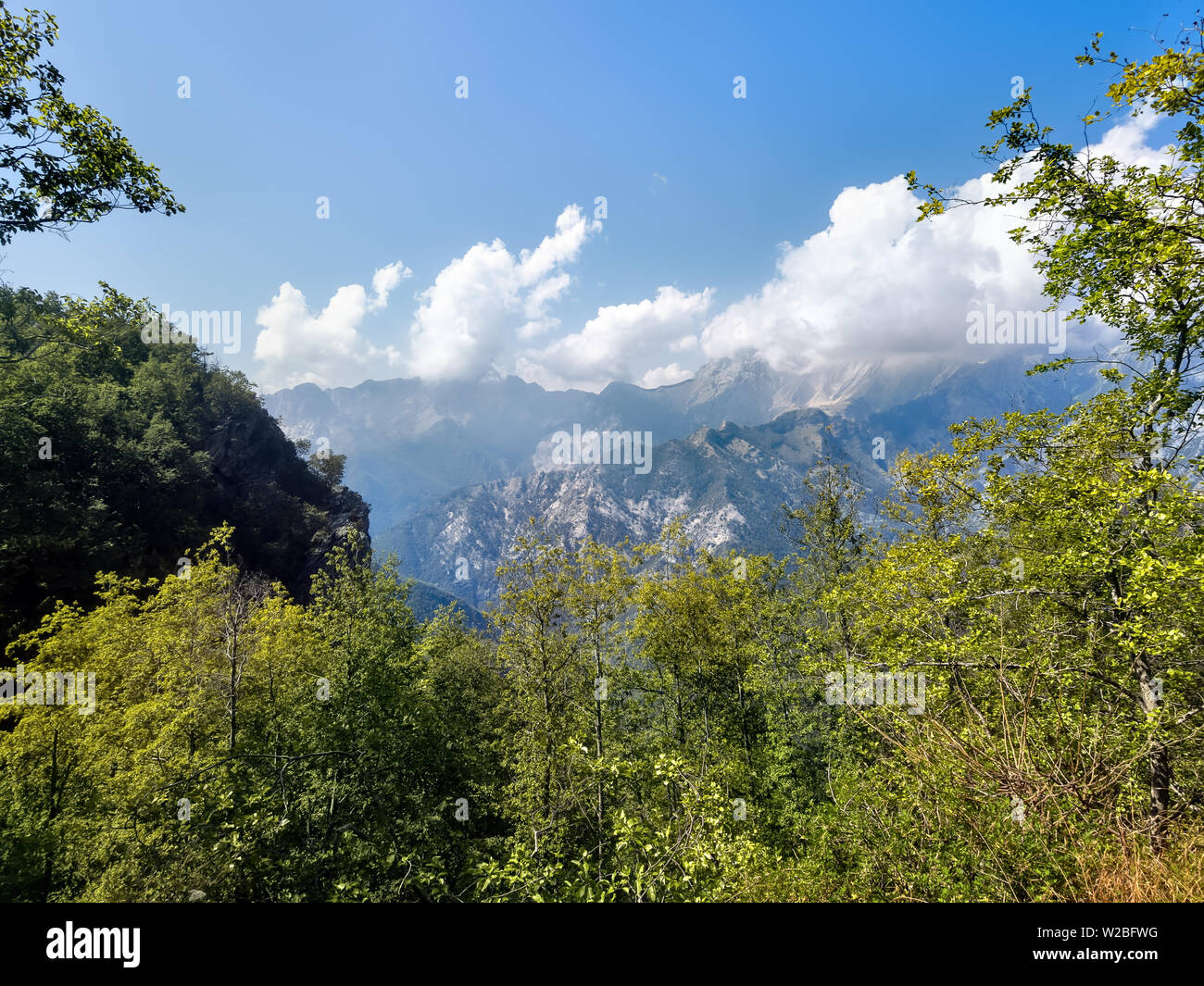 Vue sur les Alpes Apuanes, les Alpes Apuanes, près de col de montagne Vestito. Massa Carrara, Italie, Europe Banque D'Images