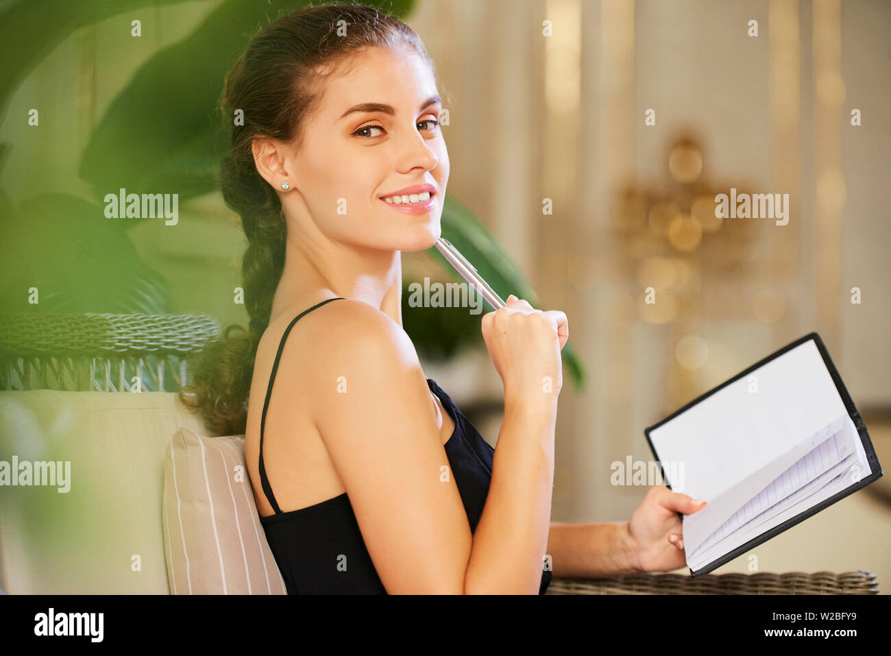 Portrait de jeune femme créative remplissant son journal de gratitude Banque D'Images