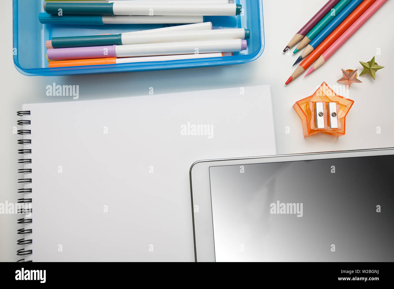 Fournitures pour l'école élémentaire avec un blank notepad et tablette écran tactile. Banque D'Images