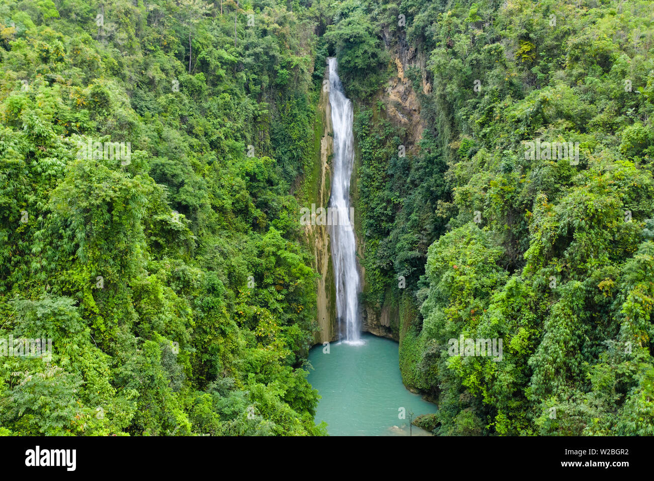Cascade dans la jungle. Mantayupan Falls, vue de dessus. Mantayupan Falls est l'une des plus hautes chutes d'eau à Cebu. Le deuxième niveau de la Cascades a 98 mètres de haut. Banque D'Images