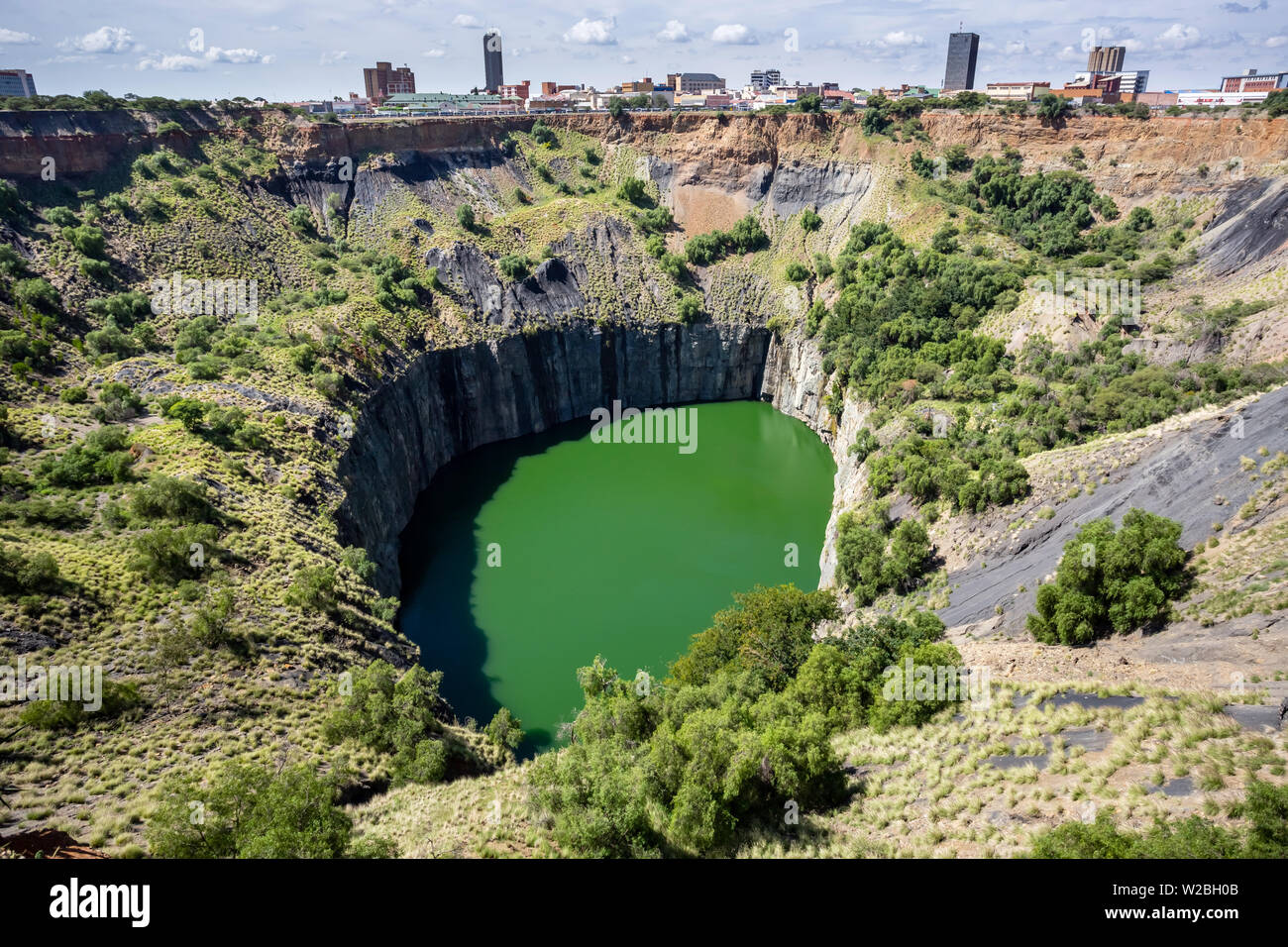 Kimberley, Afrique du Sud, 10 avril -2019 : Vue de mine à ciel ouvert avec le lac. Ville en arrière-plan. Banque D'Images