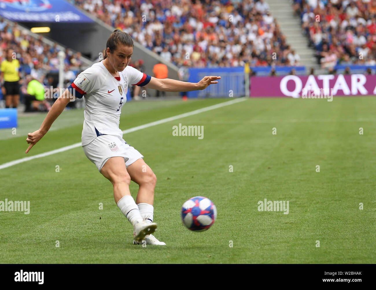 Décines-Charpieu, France. 7 juillet, 2019. Football, les femmes : WM, USA - Pays-Bas, ronde, final, Stade de Lyon : Kelley O'Hara des USA joue un ballon. Photo : Sebastian Gollnow/dpa dpa : Crédit photo alliance/Alamy Live News Banque D'Images