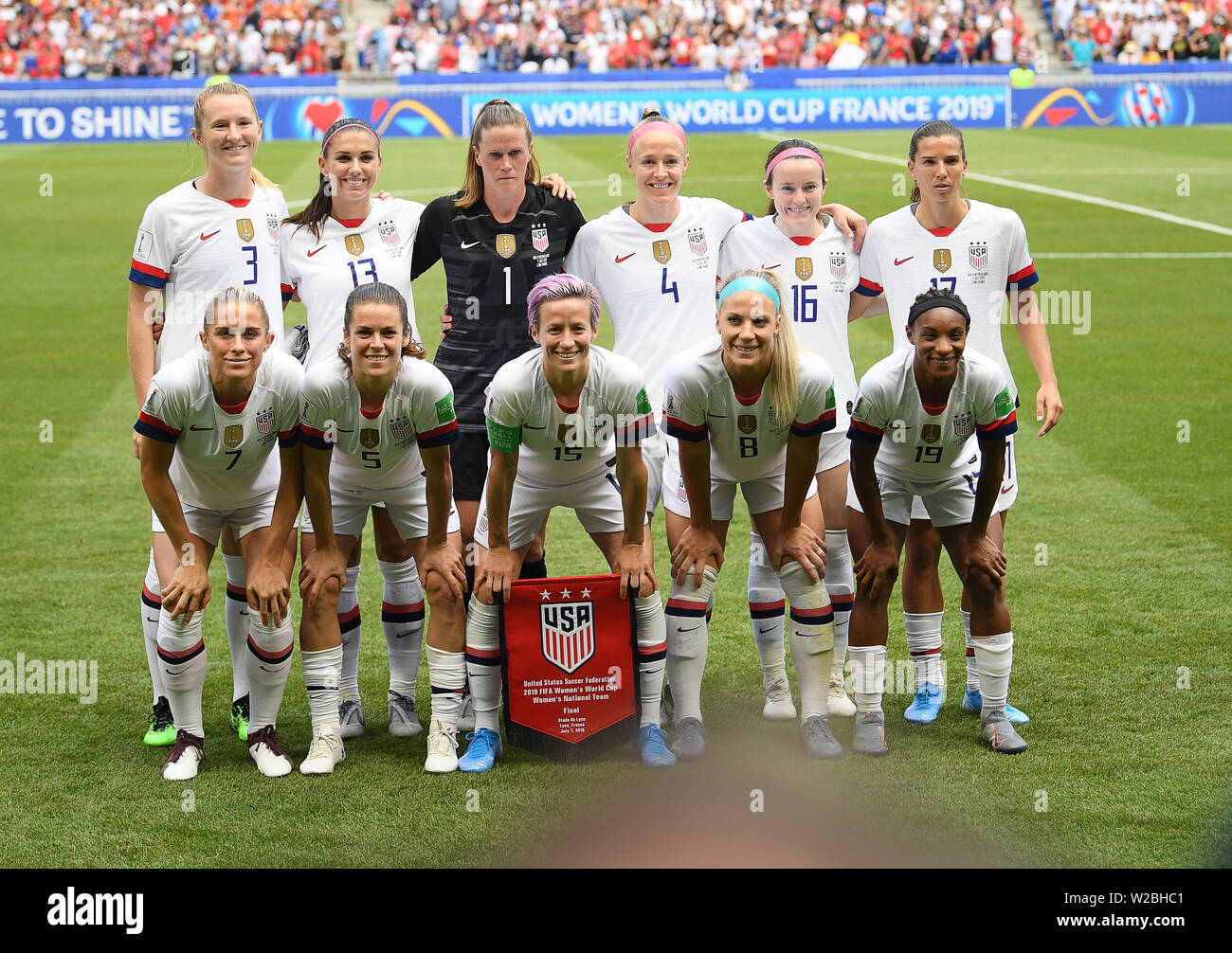 Décines-Charpieu, France. 7 juillet, 2019. Football, les femmes : WM, USA - Pays-Bas, ronde, Final, Stade de Lyon : l'équipe américaine. Samantha Mewis (rangée du haut, l-r), Alex Morgan, la gardienne Alyssa Naeher, Becky Sauerbrunn, Rose Lavelle et Tobin Heath. Abby Dahlkemper (l-r), Kelley O'Hara, Megan Rapinoe, Julie Ertz et Crystal Dunn. Photo : Sebastian Gollnow/dpa dpa : Crédit photo alliance/Alamy Live News Banque D'Images