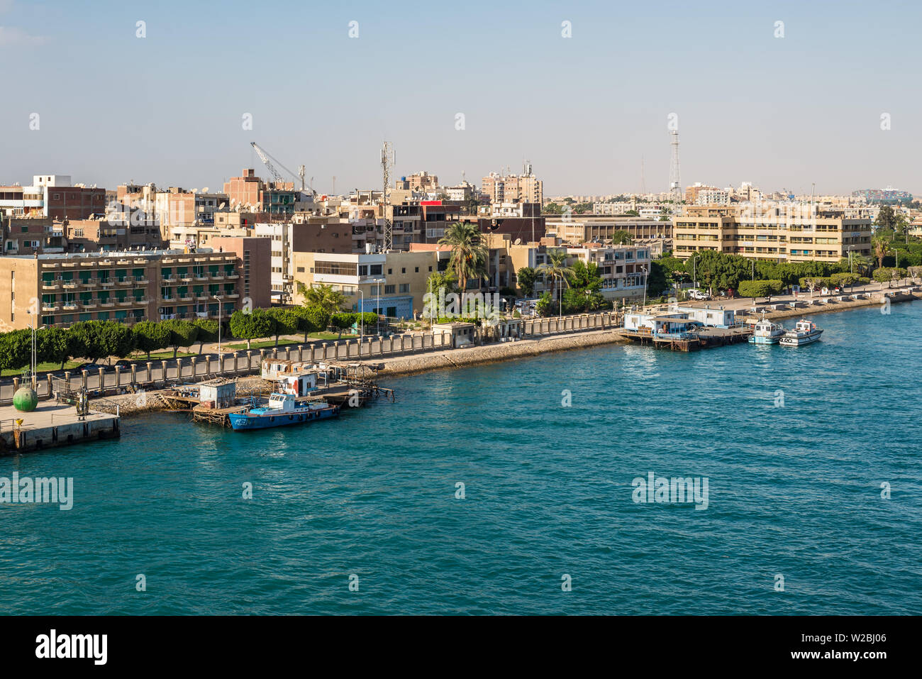 Port Tawfiq, Egypte - Novembre 5, 2017 : Les bâtiments sur la rive du canal de Suez à Port Tawfiq (Tawfik) près de Suez. Le Port de Suez est un port égyptien l Banque D'Images