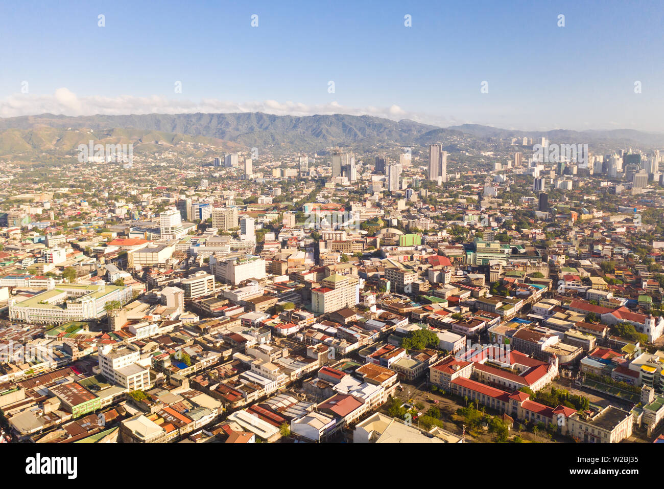 Cityscape le matin. Les rues et maisons de la ville de Cebu, Philippines, vue du dessus. Panorama de la ville avec des maisons et des centres d'affaires. Banque D'Images