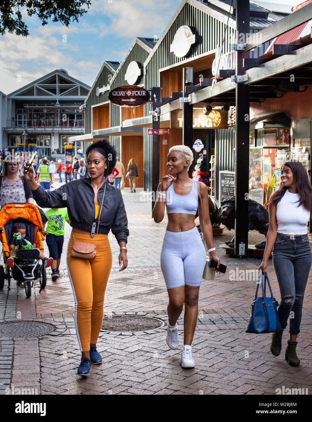 Cape Town, Afrique du Sud, le 12 avril - 2019 : Les filles de prendre une d'eux-mêmes à bord de l'selfies complexe de divertissement. Banque D'Images