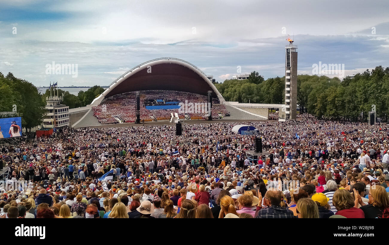 Tallinn, Estonie - Juillet 07, 2019 : l'Estonien XXVII Festival National de chant et de danse appelé Ma Patrie est mon amour. Foule à Song Festival Grounds dans E Banque D'Images