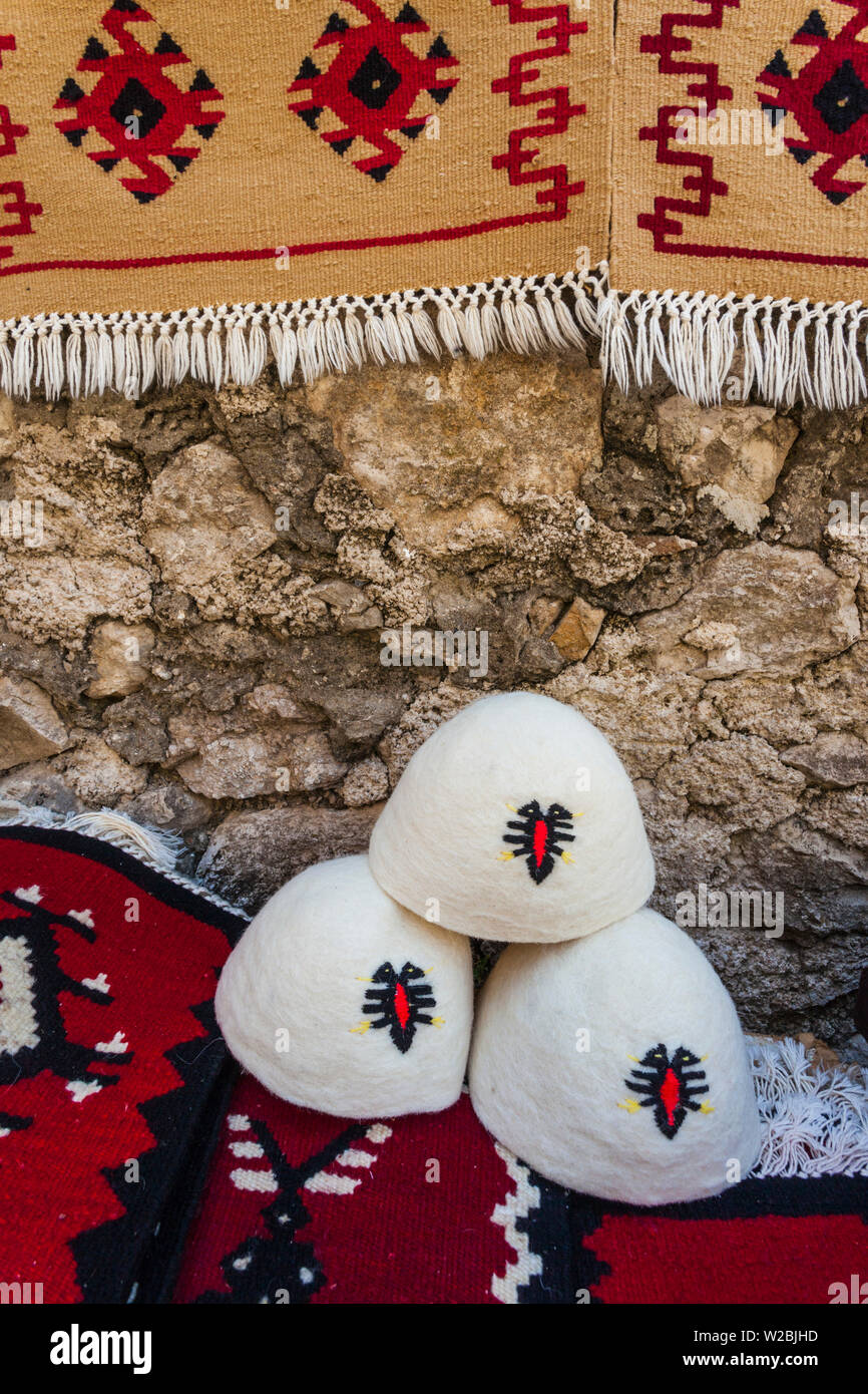 L'Albanie, Kruja, ville bazar, Qeleshe albanaise traditionnelle des chapeaux  de feutre Photo Stock - Alamy