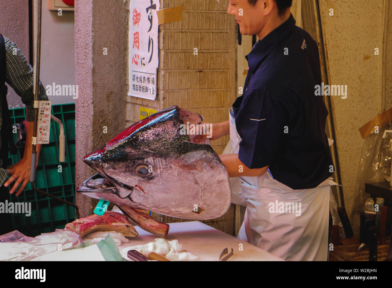 Tête de thon salesman holding japonais Banque D'Images