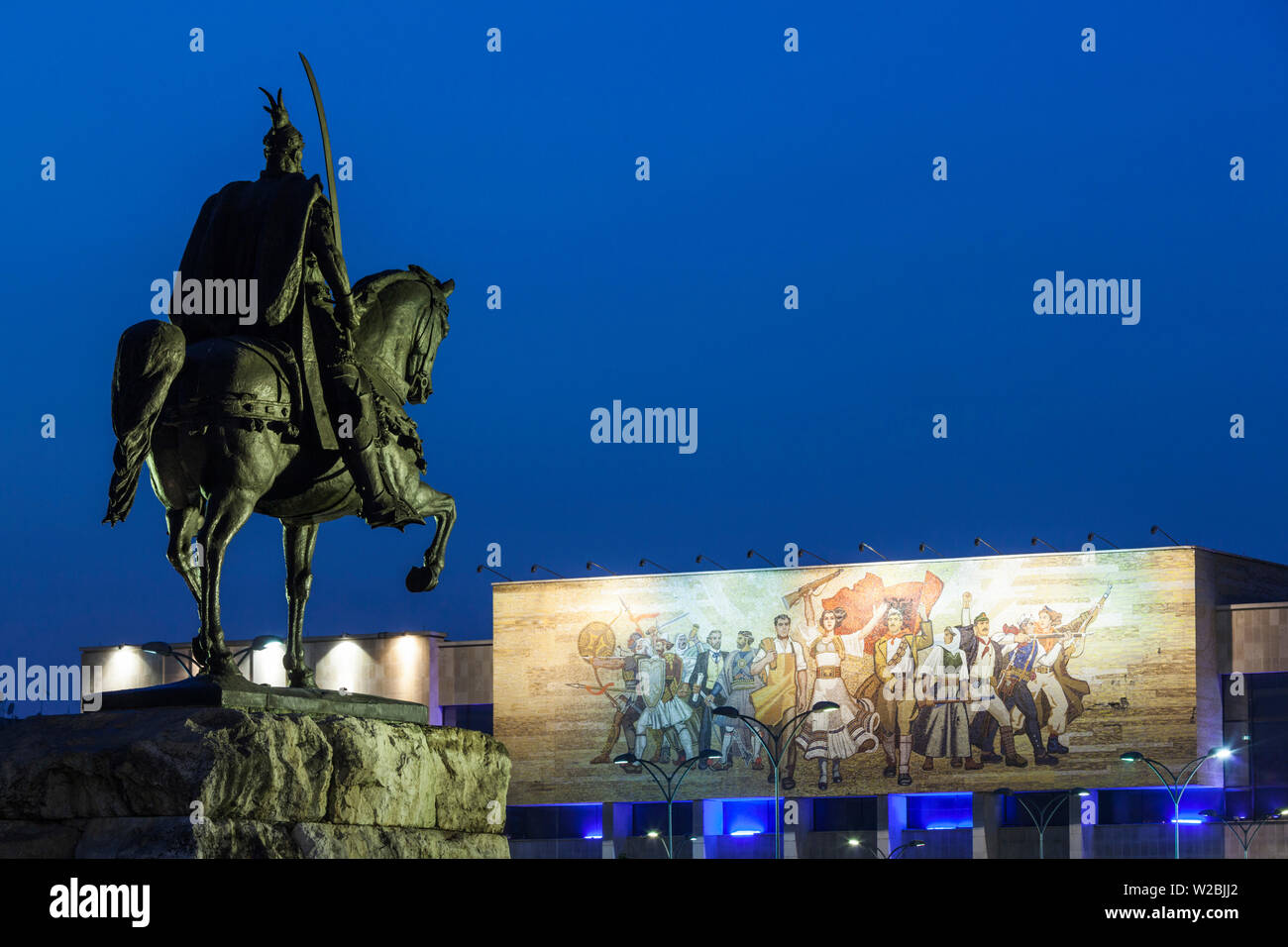 L'Albanie, Tirana, la place Skanderbeg, statue de Skanderbeg et musée historique national, dusk Banque D'Images