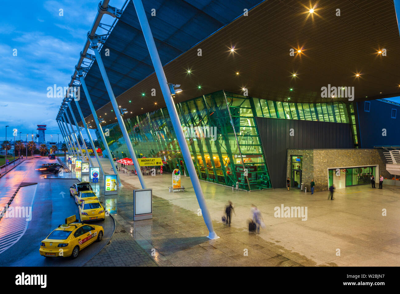 L'Albanie, Tirana Rinas, Mère Teresa, l'Aéroport International, aérogare, dusk Banque D'Images