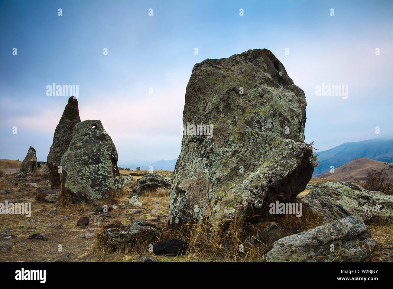 L'Arménie, la province de Syunik Zorats Karer, Sisian, également connu sous le nom de Karahundj ou Carahunge - sens parler des pierres, anciennes tombes Banque D'Images