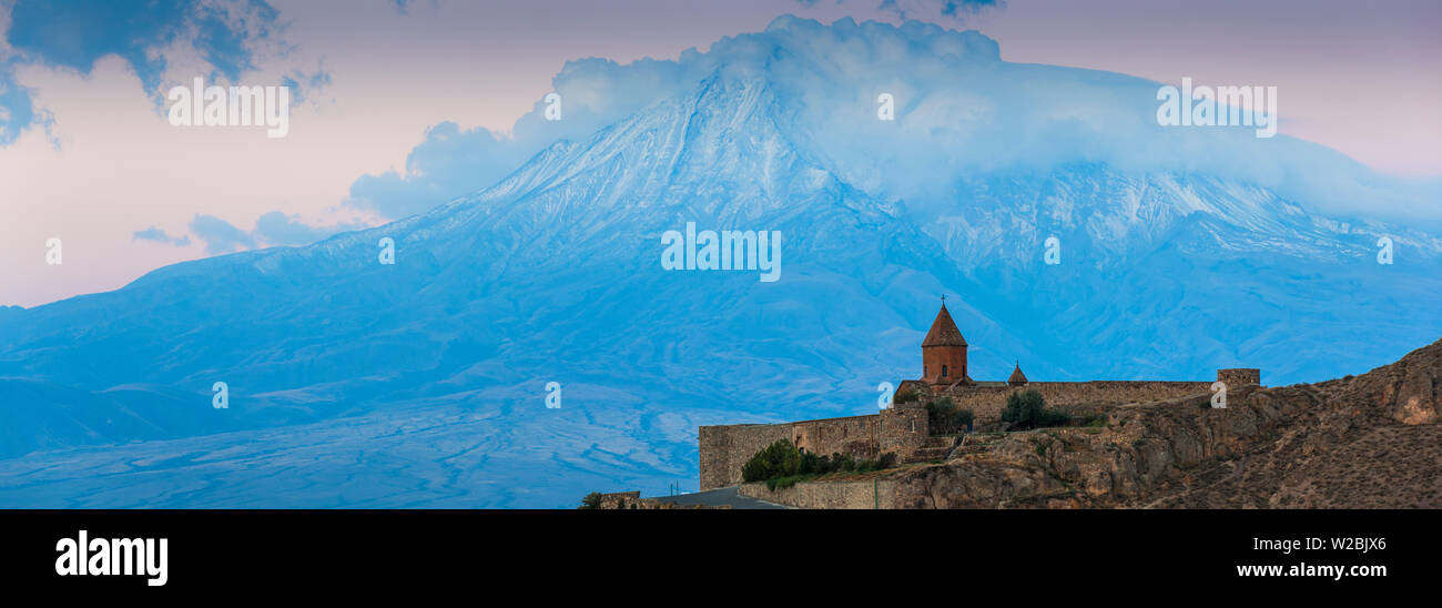 L'Arménie, Erevan, plaine de l'Ararat, Khor Virap Église Apostolique Arménienne monastère, au pied du Mont Ararat, où Grigor Luisavorich (St. Grégoire l'Illuminateur) a été emprisonné Banque D'Images