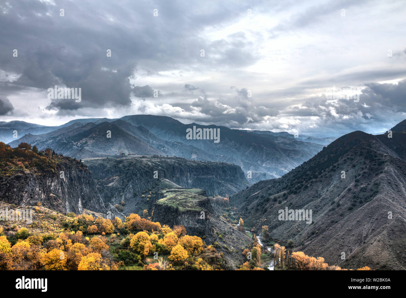 Vue sur montagnes du Caucase, Garni, province de Kotayk, en Arménie Banque D'Images