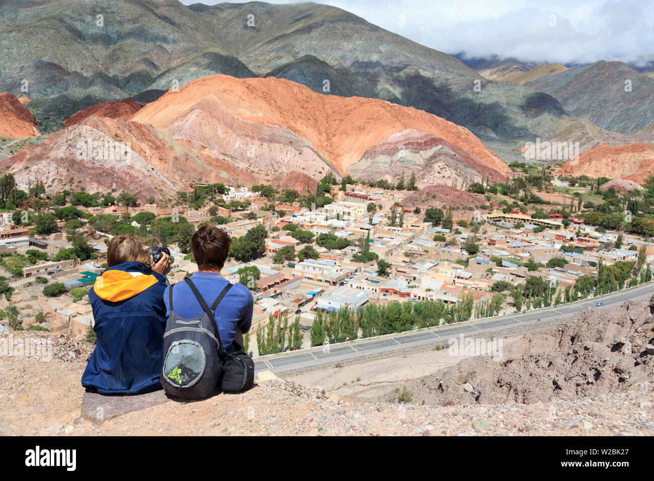 L'Argentine, Salta, Quebrada de Purmamarca (UNESCO Site), de la ville et le Cerro de los Siete Colores Mountain Banque D'Images