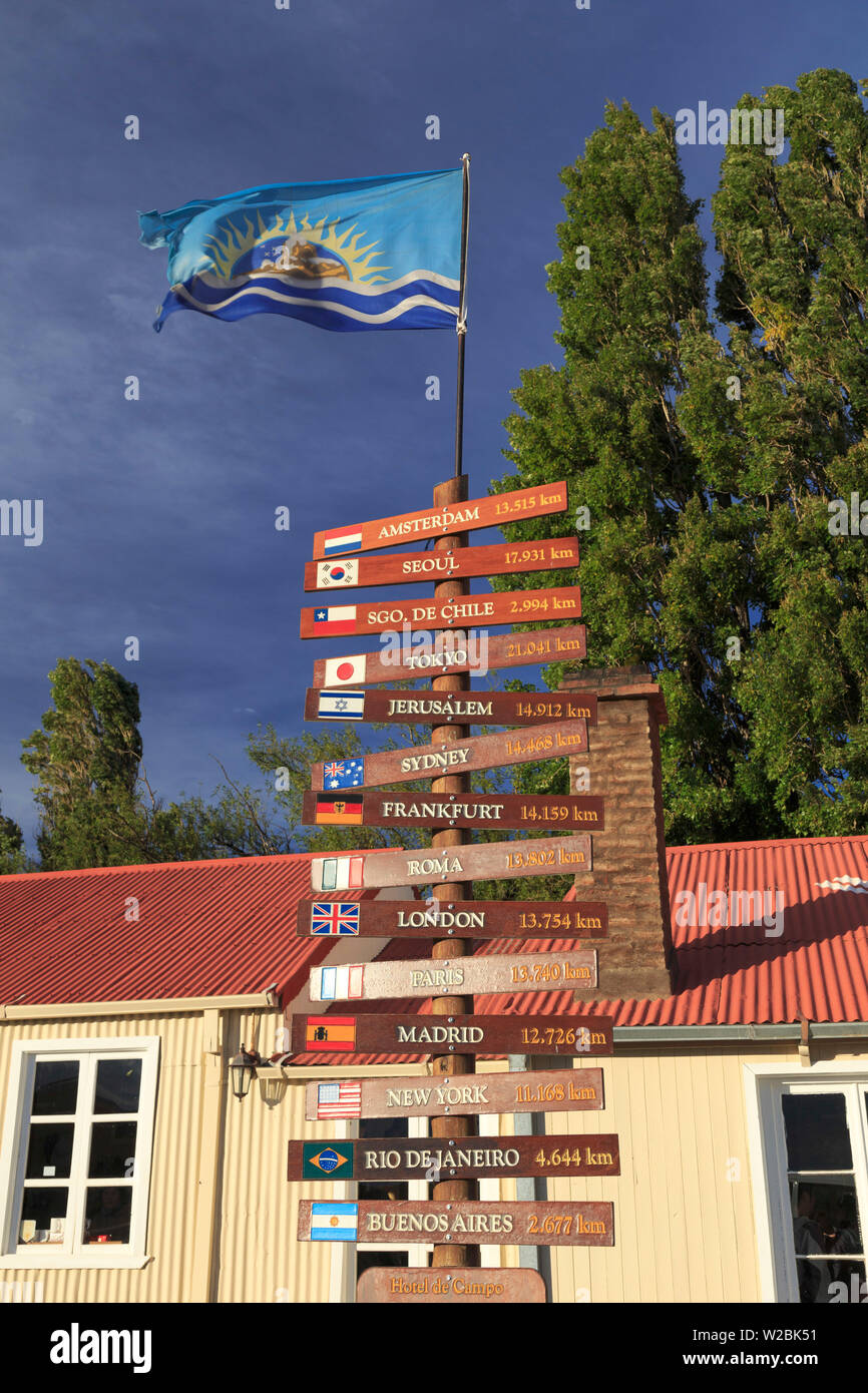 L'Argentine, Patagonie, Ruta 40, petit restaurant sur la route avec des signes de distance Banque D'Images
