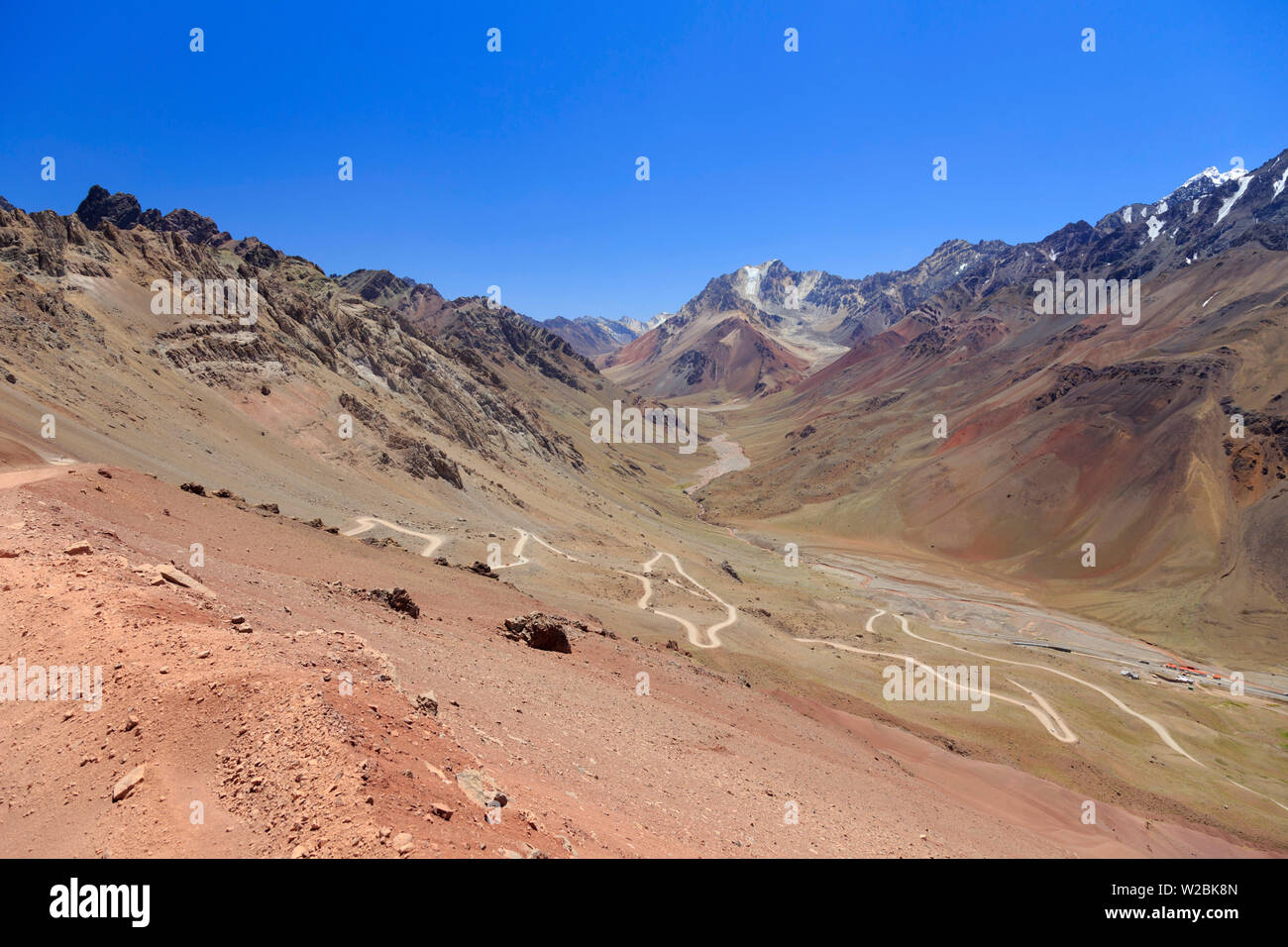 L'Argentine, Mendoza, Ruta 7, la route sinueuse sur la façon de le Christ Rédempteur Staute, frontière entre l'Argentine et le Chili Banque D'Images