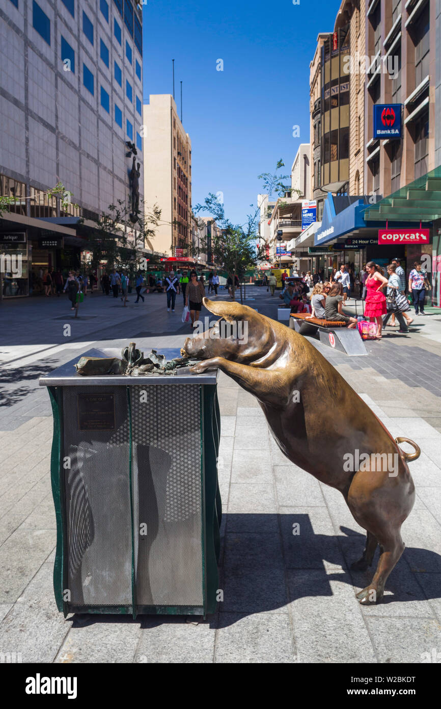 L'Australie, l'Australie du Sud, Adélaïde, la rue Rundle Mall porcs bronze sculptures, une journée par Marguerite Derricourt Banque D'Images