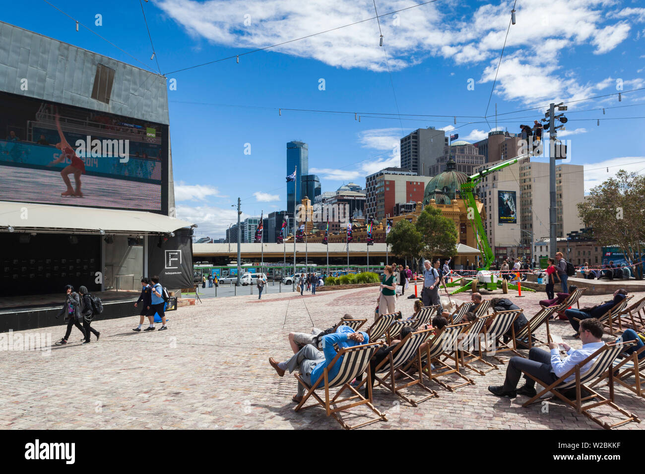 L'Australie, Victoria, Melbourne, VIC, Federation Square, à regarder les Jeux Olympiques, NR Banque D'Images