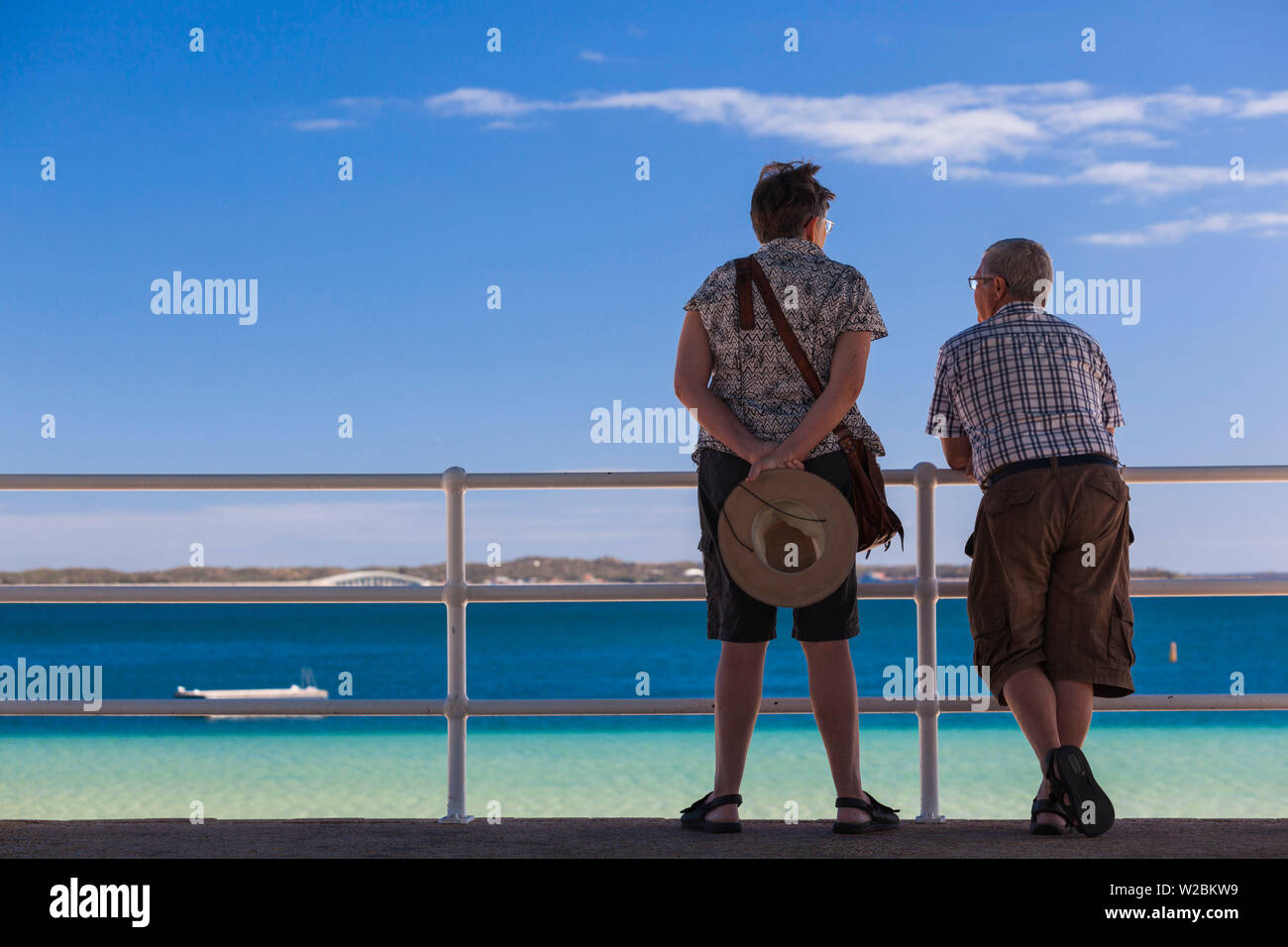 L'Australie, Australie occidentale, Rockingham, en couple sur la plage de Rockingham, NR Banque D'Images