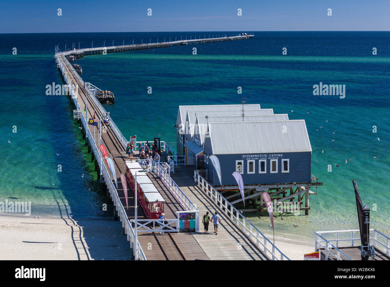 L'Australie, l'ouest de l'Australie, le sud-ouest, Busselton, Busselton Jetty, plus longue dans l'hémisphère sud, à 1841 mètres de longueur, elevated view Banque D'Images