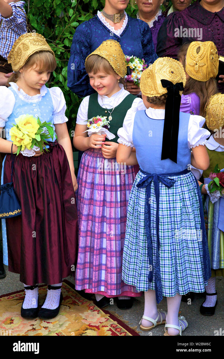 Les enfants de la fête de Corpus Christi célébrations dans leurs vêtements traditionnels, Sankt-wolfgang, lac Wolfgangsee, Autriche, Europe, Banque D'Images