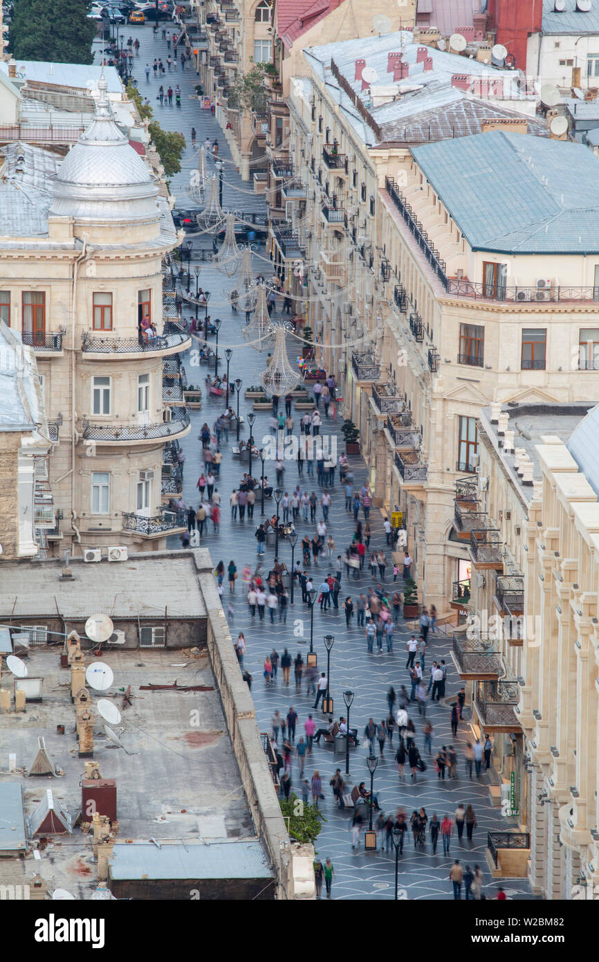 L'Azerbaïdjan, Bakou, vue sur la ville jusqu'à la rue Nizami - l'un des plus célèbres rues piétonnes et commerçantes Banque D'Images