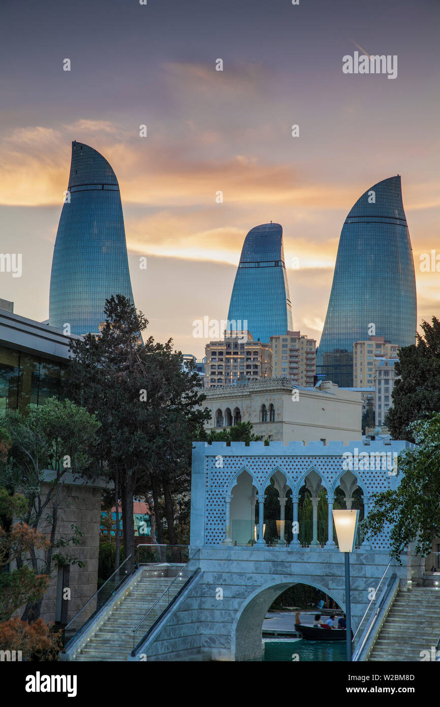 L'Azerbaïdjan, Bakou, Pont à Venecia restaurant et tours de flamme Banque D'Images