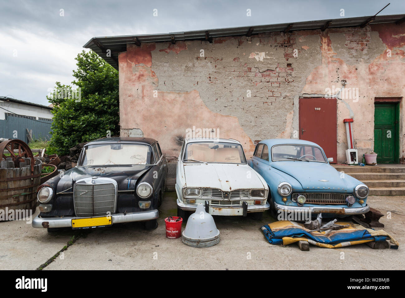 La Bulgarie, le sud de la montagne de Rila, de l'ère soviétique, voitures anciennes Banque D'Images