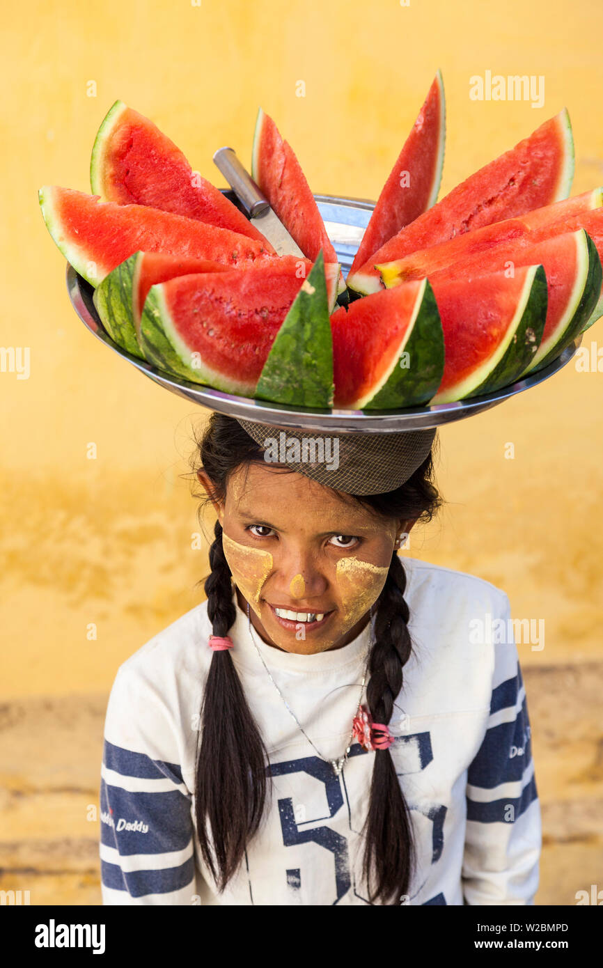 La Pagode Shwezigon, vendeur de melon, Bagan, Myanmar (Birmanie) Banque D'Images