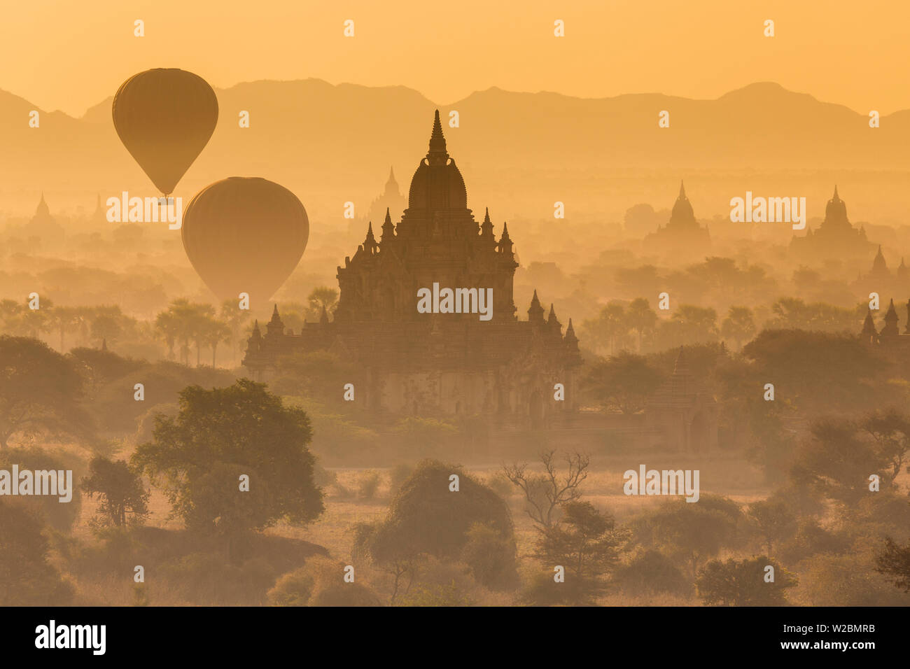 Voir des pagodes et temples de l'ancienne cité de Bagan (Pagan), ballons et au lever du soleil, le Myanmar (Birmanie), Banque D'Images