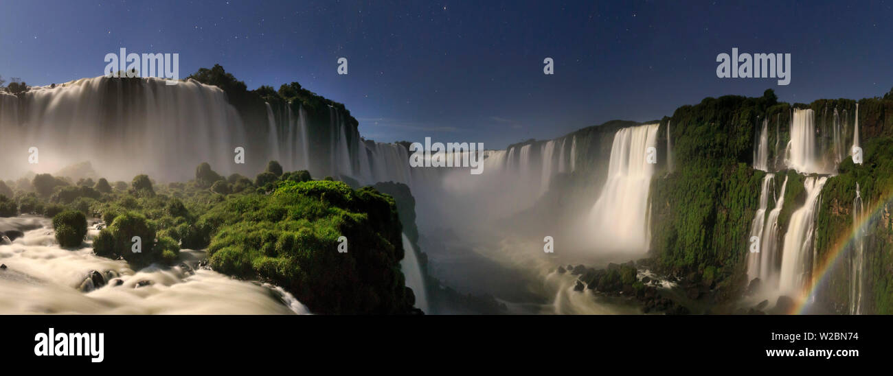 Le Brésil, l'État de Parana, Iguassu Falls National Park (Cataratas do Iguaçu) (UNESCO Site) allumé seulement par Monlight Banque D'Images