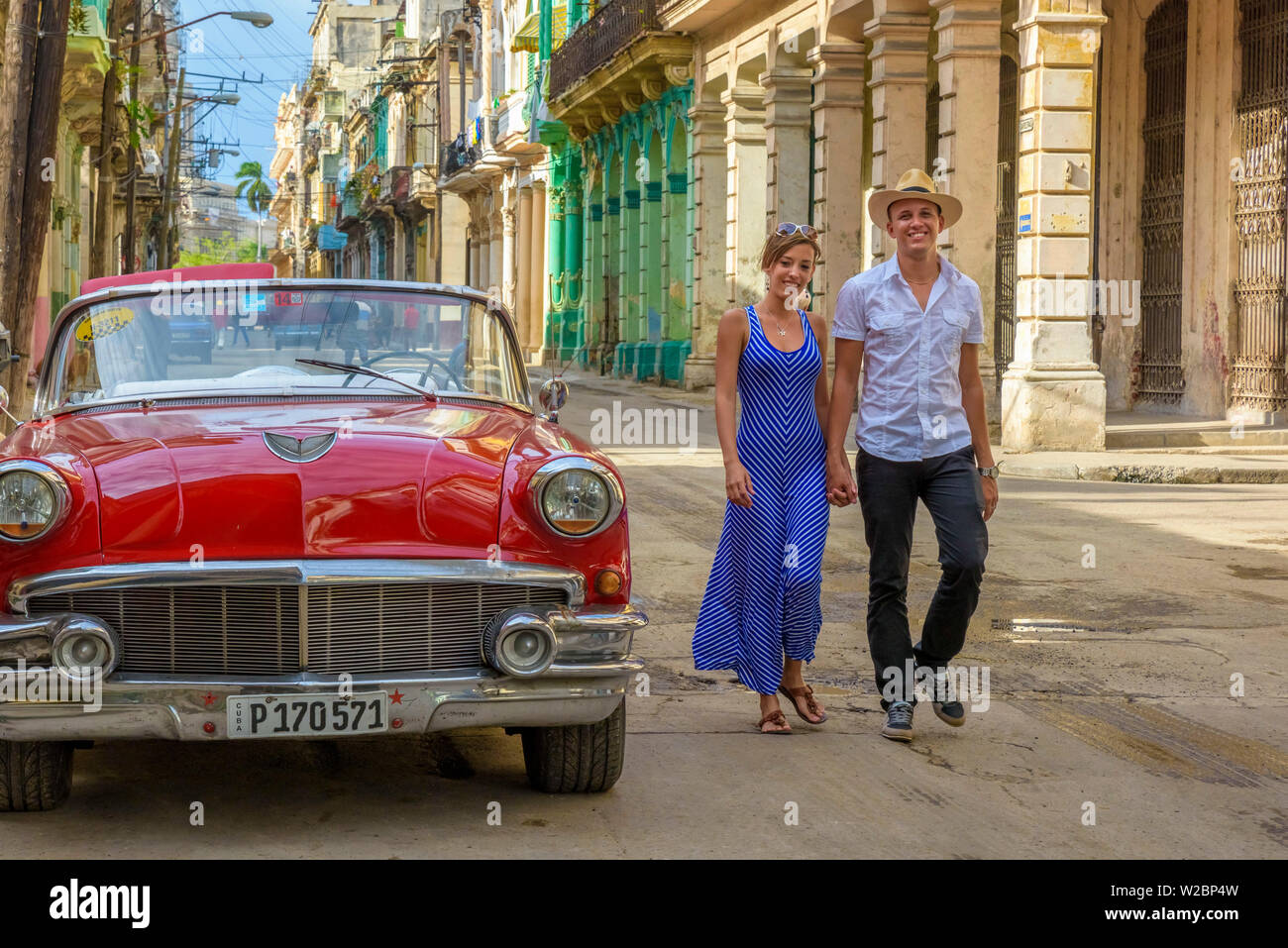 Cuba, La Havane, La Habana Vieja, les touristes appréciant 1950 Buick américaine classique (MR) Banque D'Images