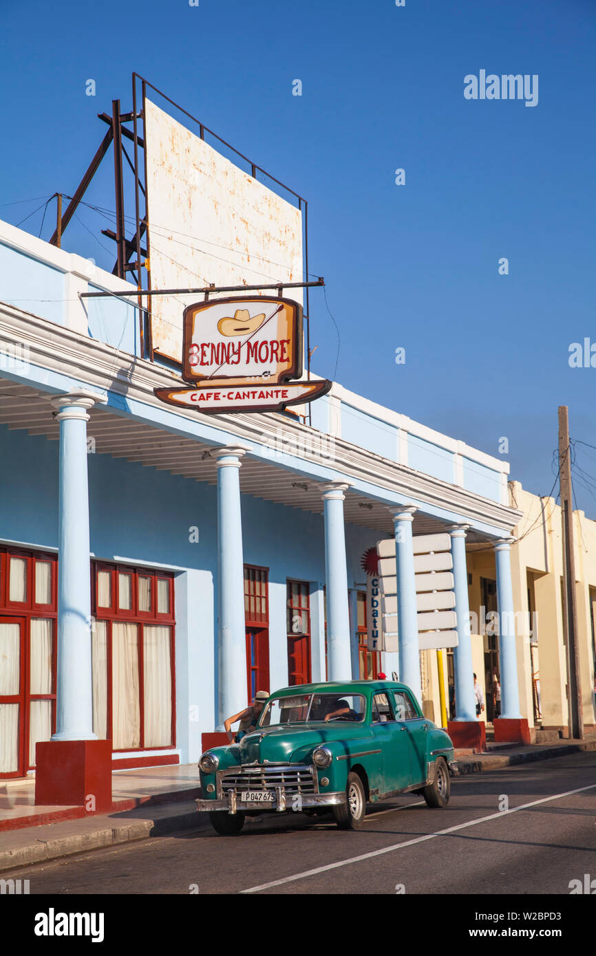 Cuba, La Havane, Paseo del Prado, Vintage taxi à Cafe Cantante Benny More, nommé d'après le maître de la plupart des genres de la musique cubaine Banque D'Images