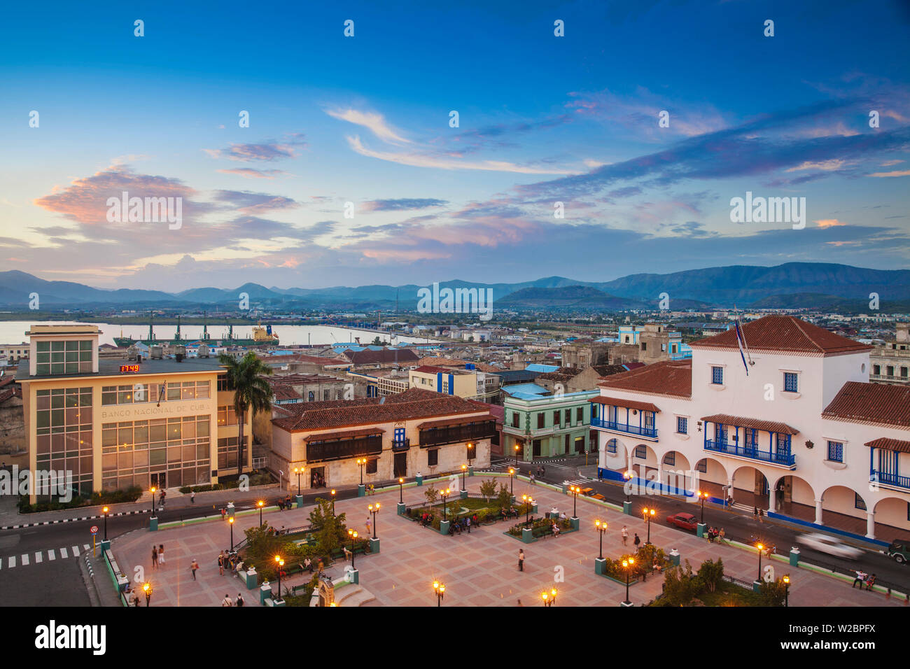 Cuba, Province de Santiago de Cuba, Santiago de Cuba, le Parque Cespedes (place principale de la ville) à la recherche en direction de l'hôtel de ville et Maison du Gouverneur, à gauche se trouve le Musée Casa de Diego VelÃ¡zquez, la maison la plus ancienne de Cuba Banque D'Images