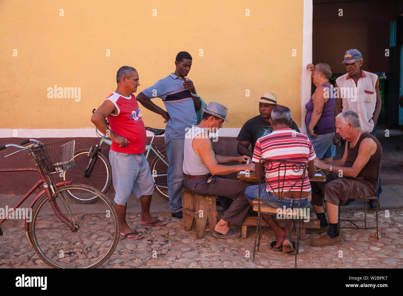 Cuba, Trinidad, qui jouent aux dominos dans Street Banque D'Images