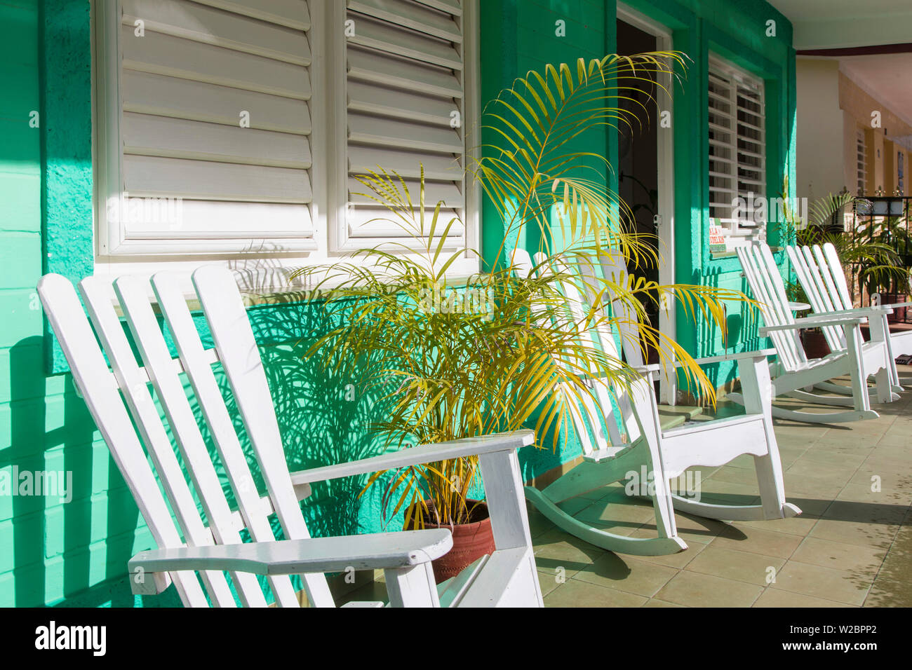 Des chaises sur le porche d'une maison, Vinales, province de Pinar del Rio, Cuba Banque D'Images