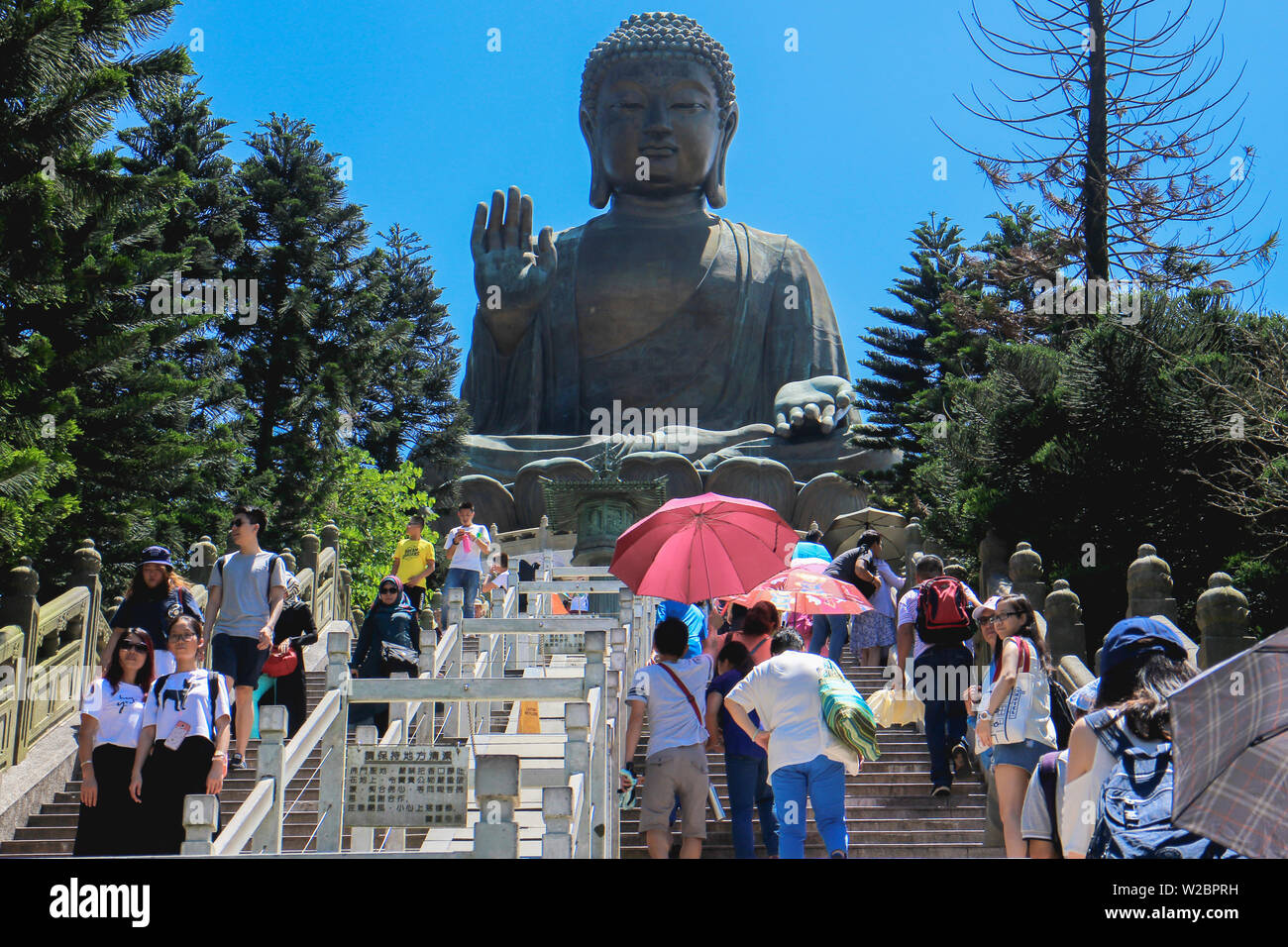 Statue de Bouddha dans l'île de Lantau avec aucun nuage Banque D'Images