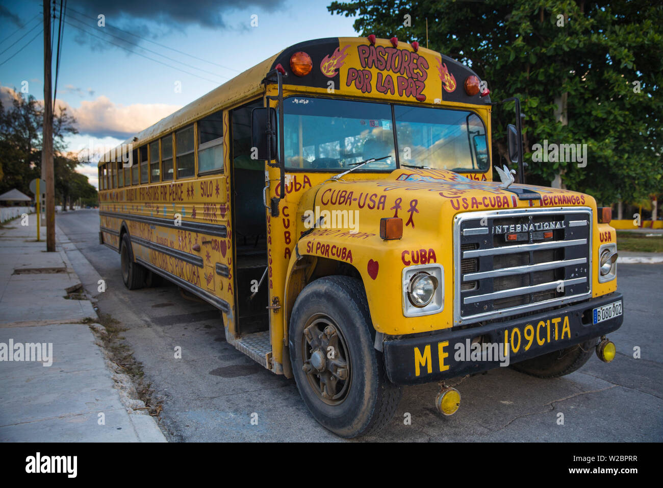 Cuba, Varadero, autobus scolaire américain, compte tenu de l'aide aux USA - les relations de Cuba Banque D'Images