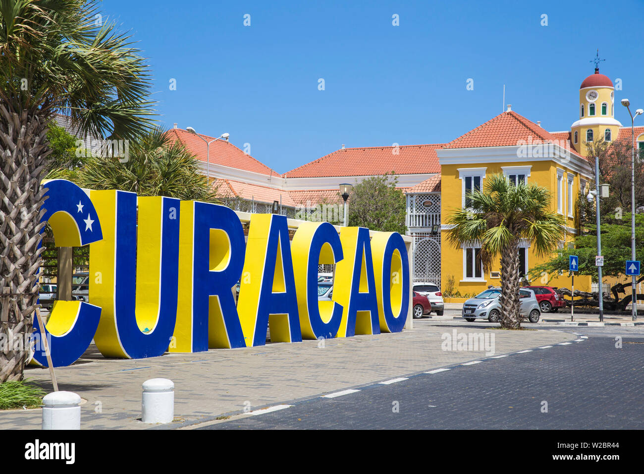 Curaçao, Willemstad, Curaçao, Punda signer avec le Fort Amsterdam, Palais du Gouverneur et le musée de l'Église de Fort en arrière-plan Banque D'Images