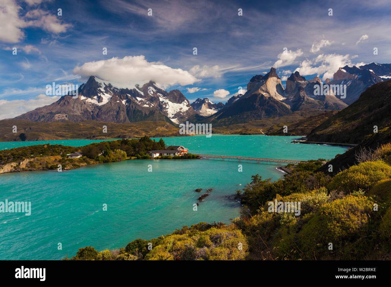 Le Chili, région de Magallanes, Parc National Torres del Paine, Lago Pehoe, matin paysage avec Hosteria Pehoe hotel Banque D'Images