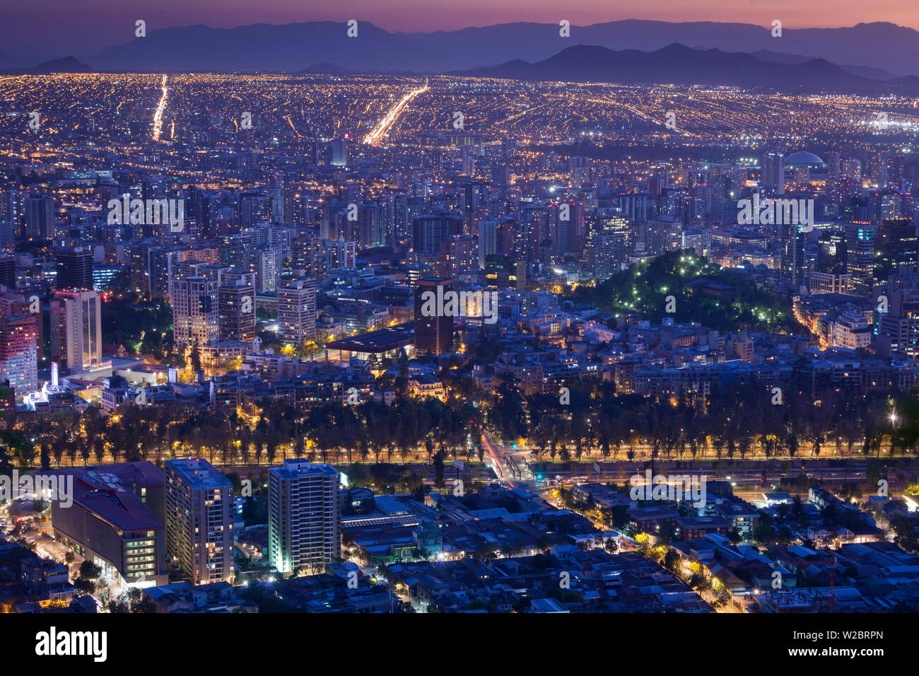 Le Chili, Santiago, elevated view of central Santiago du Cerro San Cristobal Hill, dusk Banque D'Images