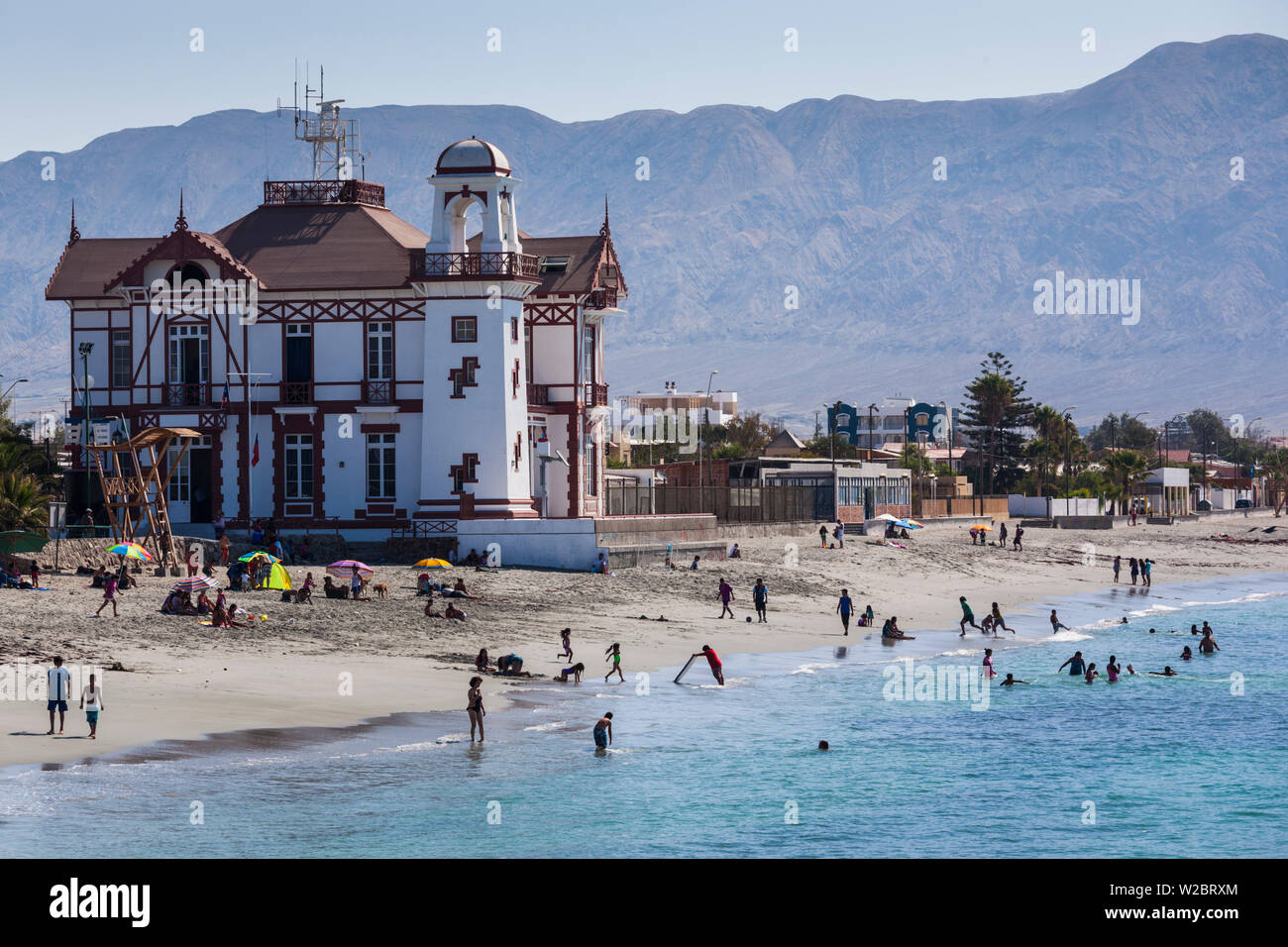 Le Chili, Mejillones, poste de garde-côte et plage de la ville Banque D'Images