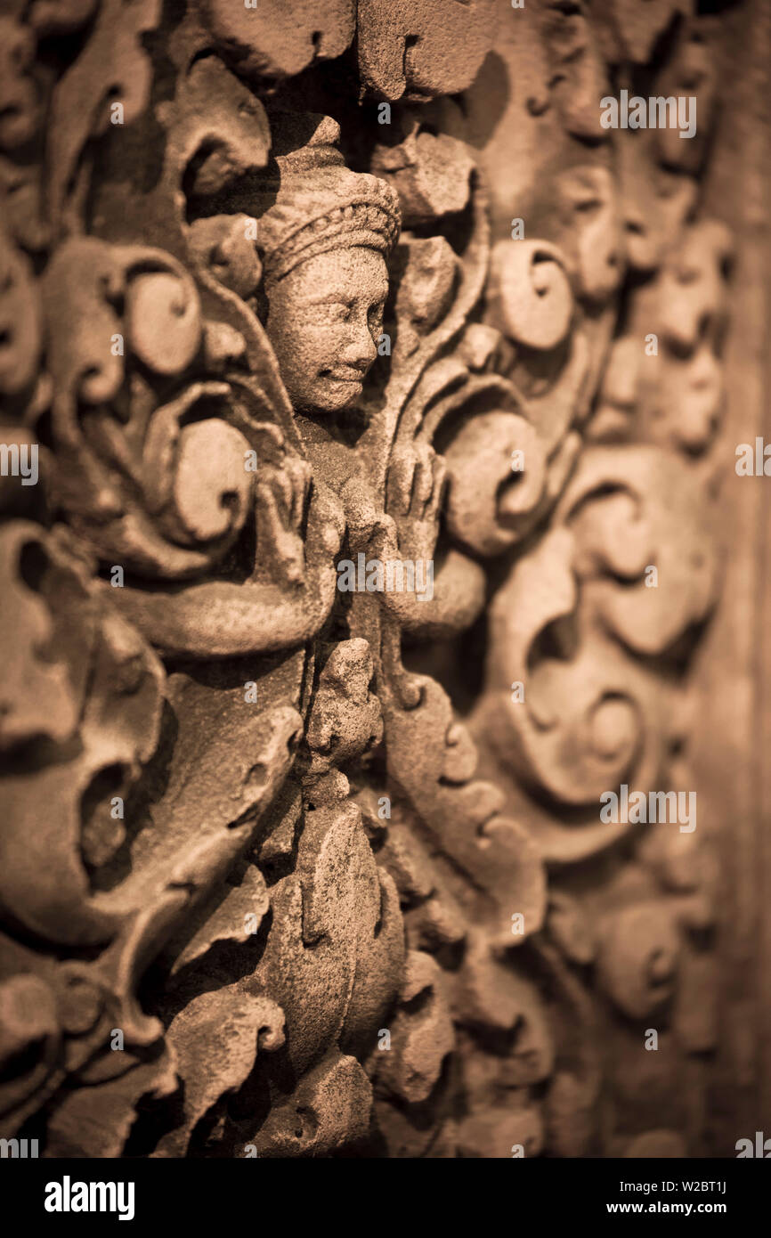 Au Cambodge, les Temples d'Angkor (UNESCO site), Temple de Banteay Srei, Narasimha (avatara de Vishnu) griffant Hiranyakasipu Banque D'Images