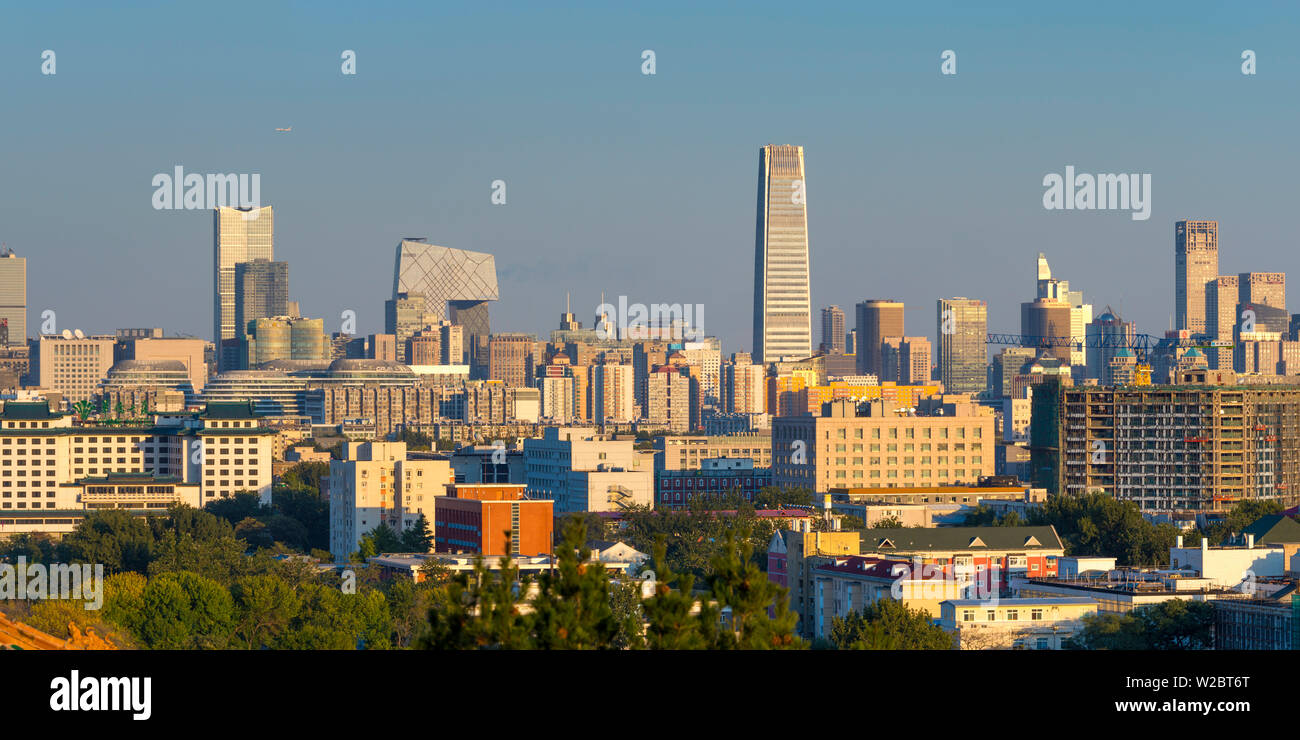 La Chine, Beijing, Parc Jingshan, Chaoyang District moderne au-delà de l'horizon Banque D'Images