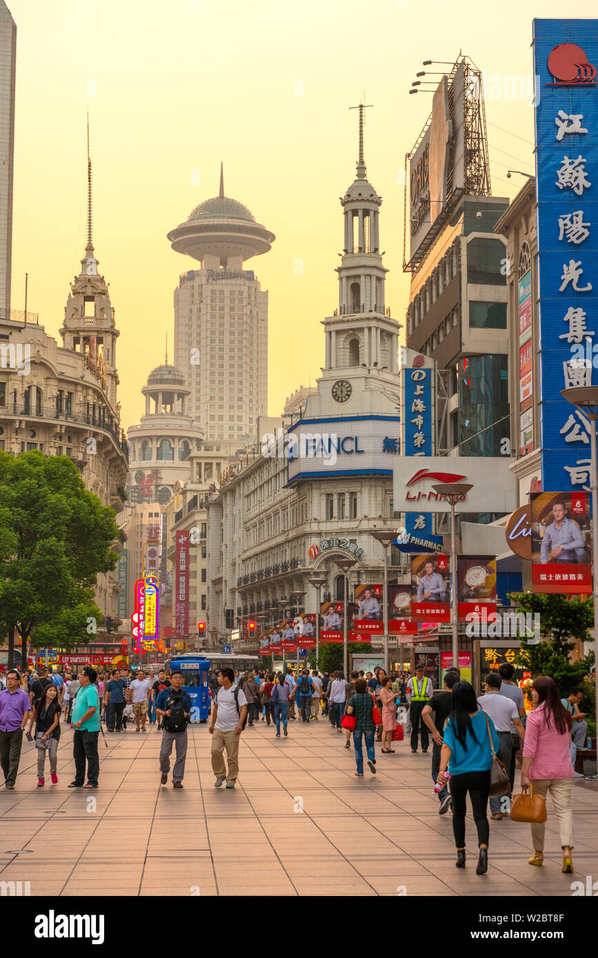 Chine, Shanghai, Huangpu District, East Nanjing Road Banque D'Images