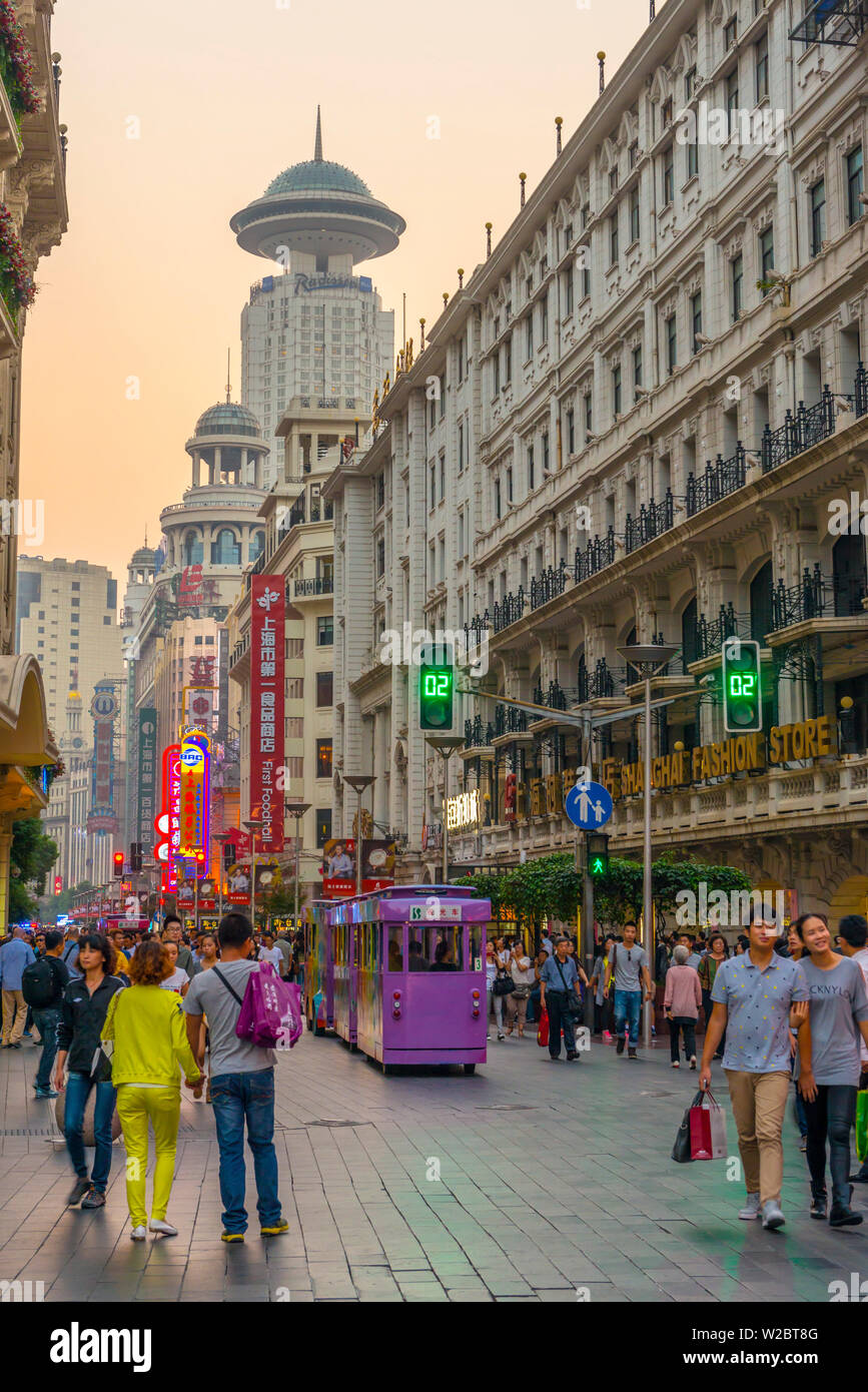 Chine, Shanghai, Huangpu District, East Nanjing Road Banque D'Images